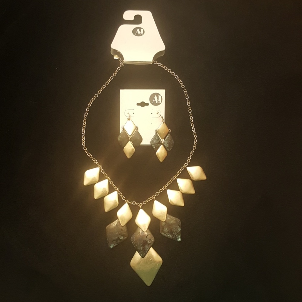 Necklace and earring set